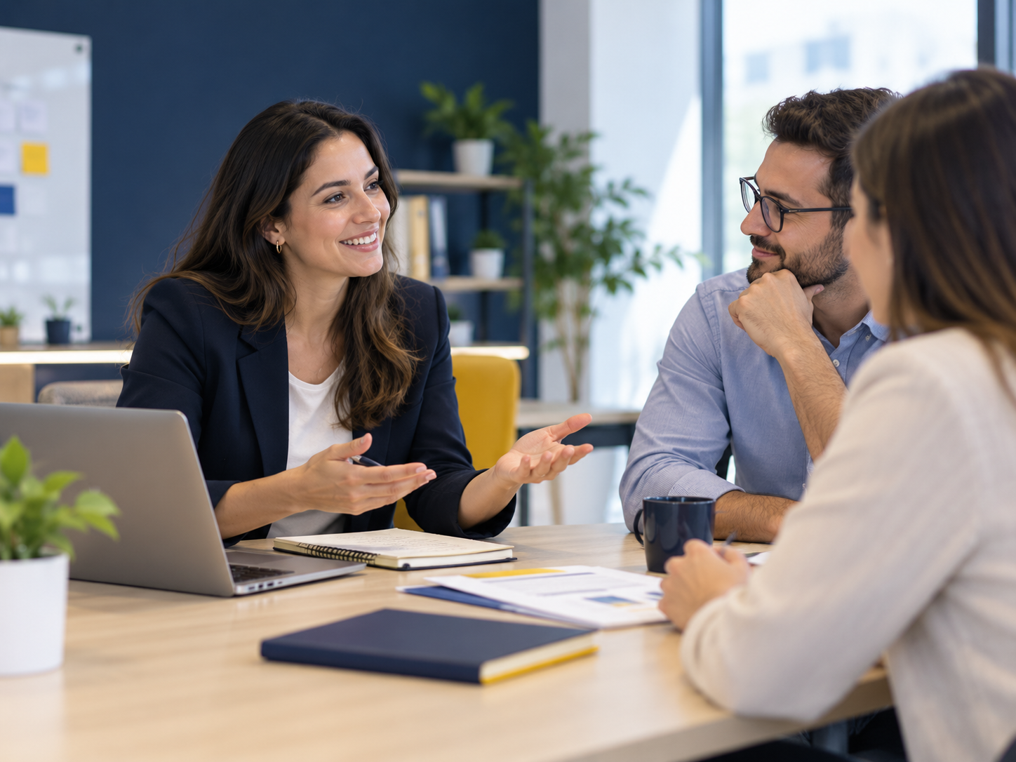 Equipo conversando sobre una necesidad de capacitación