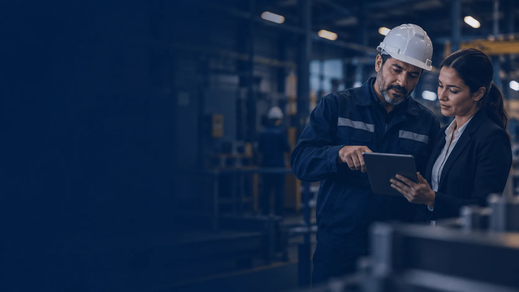 Equipo de trabajo colaborando en una solución empresarial